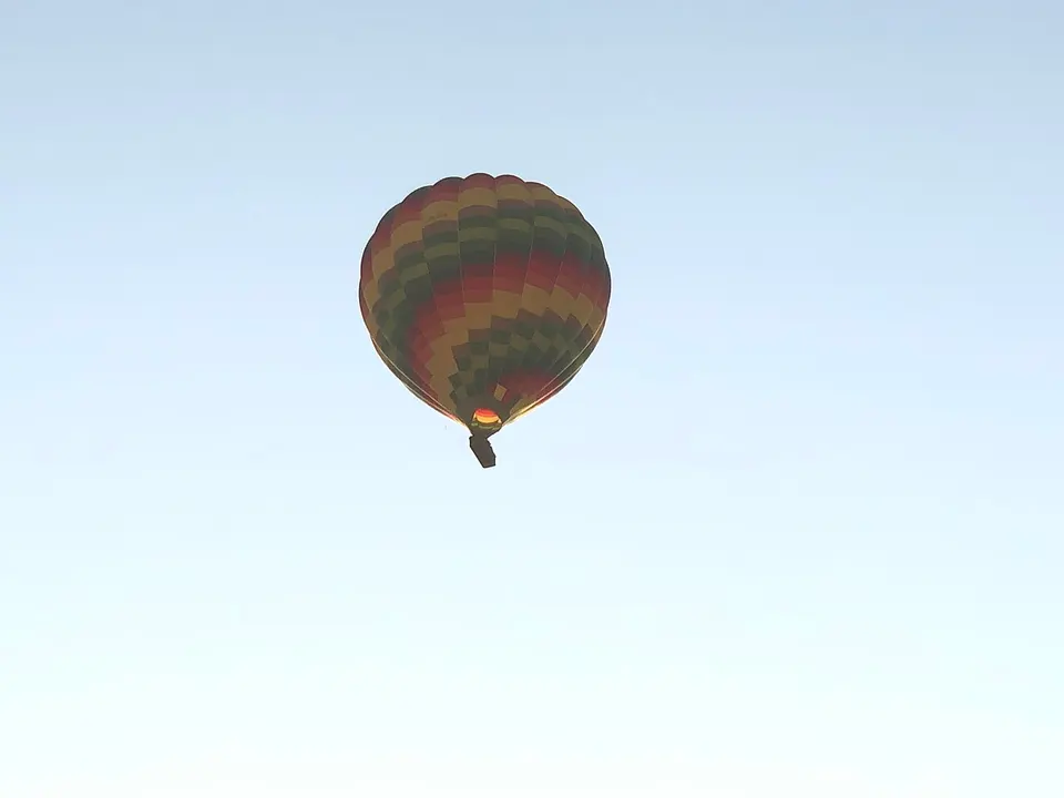 Үүрээр агаарын бөмбөлөг