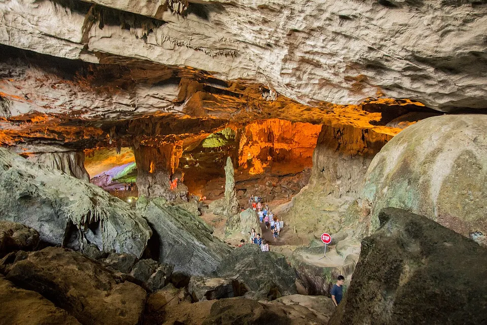 Sung Sot (Surprise) Cave