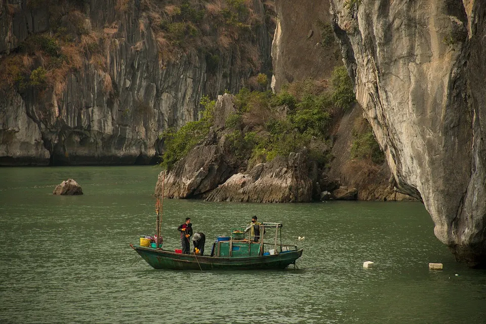 Bai Tu Long Bay