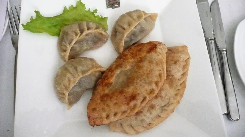 包子(buuz)和炸肉饼(khuushuur)